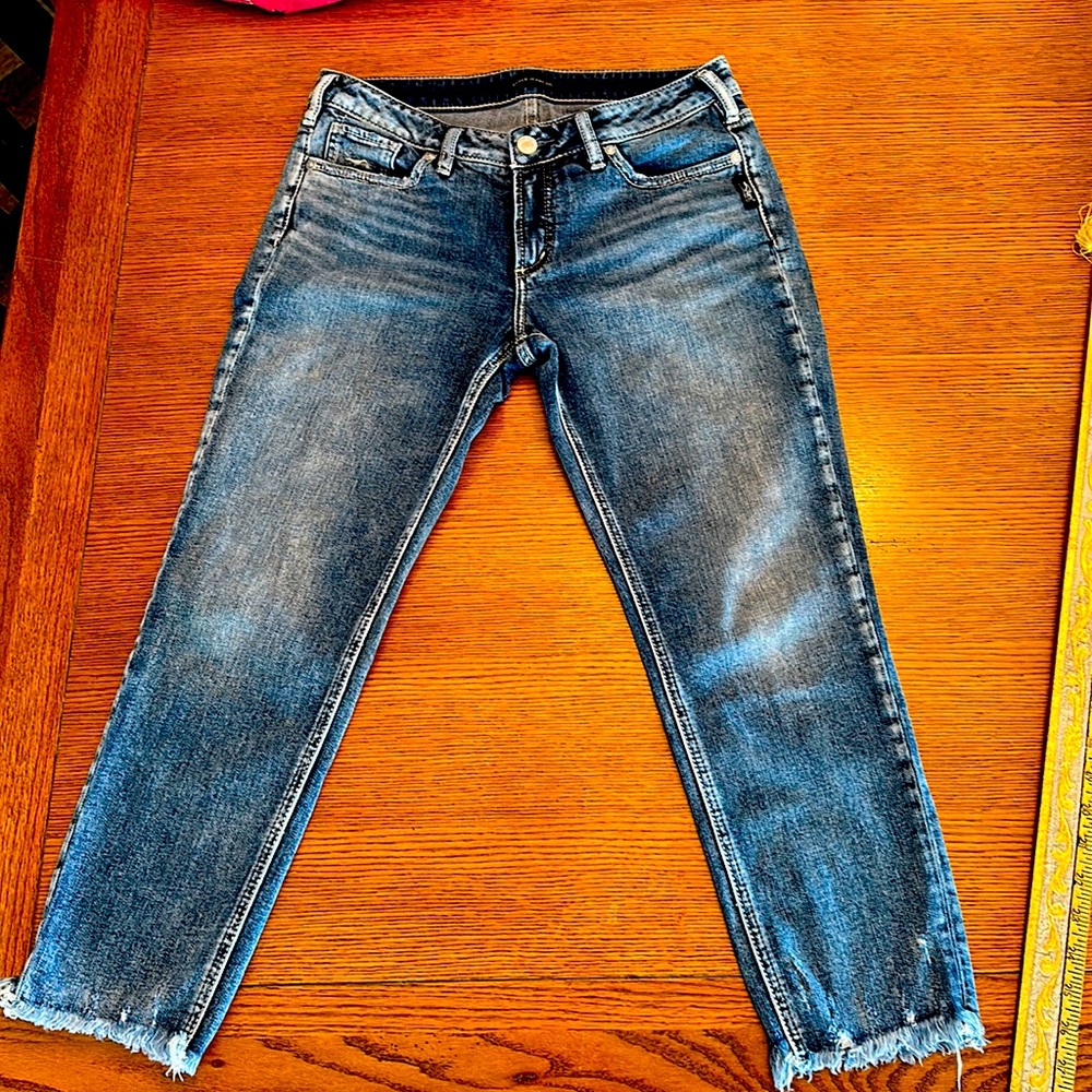 Silver Elyse raw hem distressed capris. Size 28 x 25